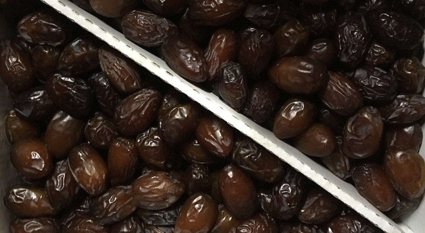8-LB YELLOW MEDJOOL DATES. FRESH CALIFORNIA. NOT TOO SWEET TASTE. IS NOT BARHI