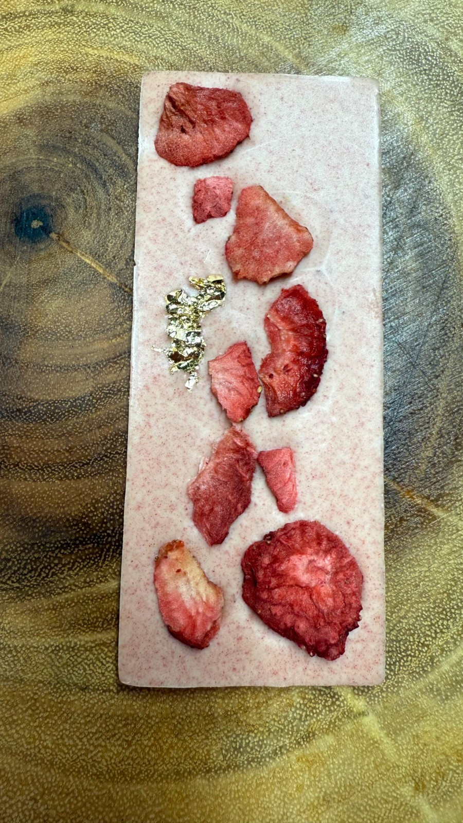 White chocolate mixed Strawberry powder & strawberry on top tablet form bar 50g